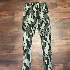 XS Agnes and Dora camo jeggings